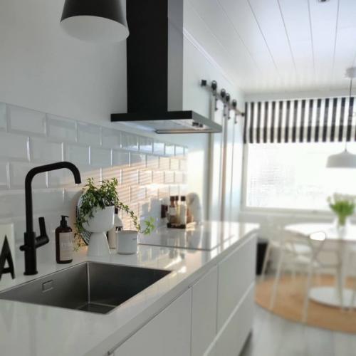 Монохромный дизайн этого финского дома с яркими и нежными акцентами обуславливает не только его стиль, но и удобство проживания. 05