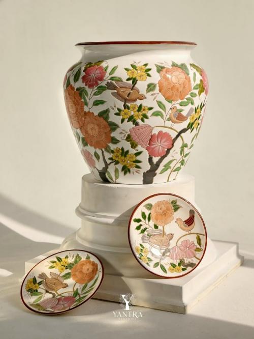 Роскошный вазон для живого цветка, который был расписан на заказ.  