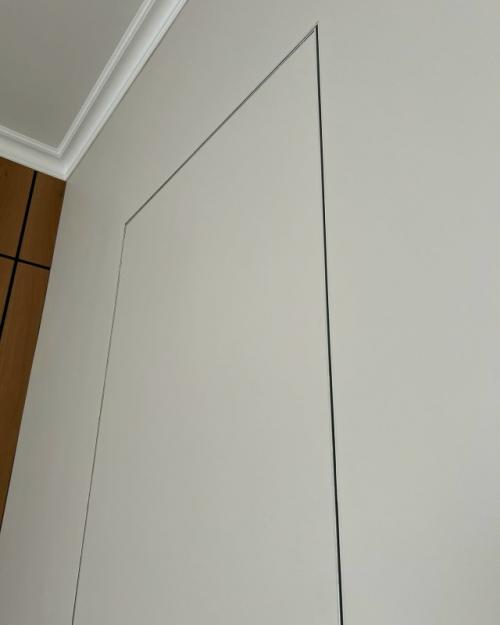 Модель Lumio M скрытого монтажа в алюминиевом профиле в интерьере покупателя - jтличное решение для гардеробной! 01