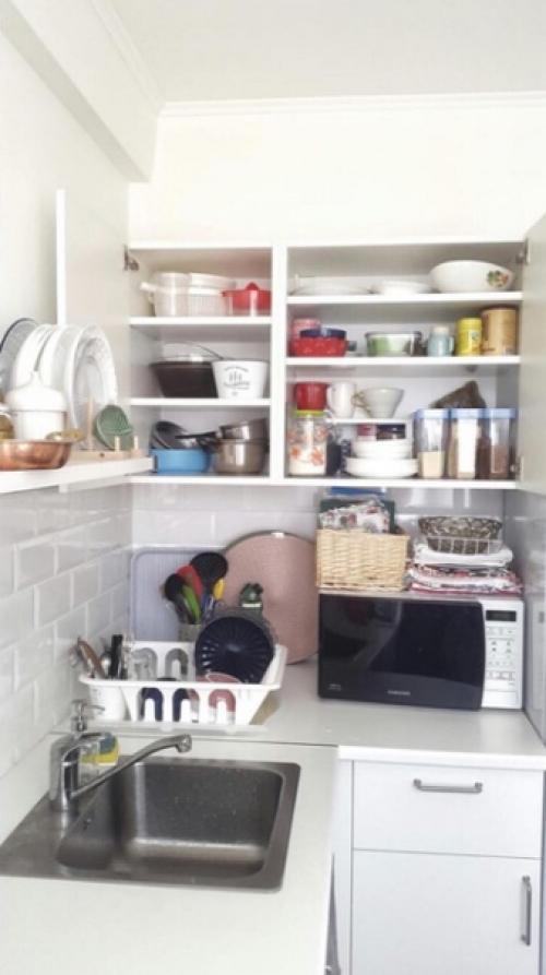 Светлая кухня с открытыми полками, 7 кв. 04