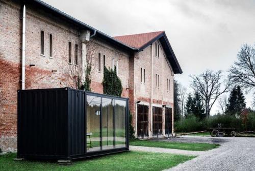 Компактный и практичный дом в чёрном контейнере поразительно. 05
