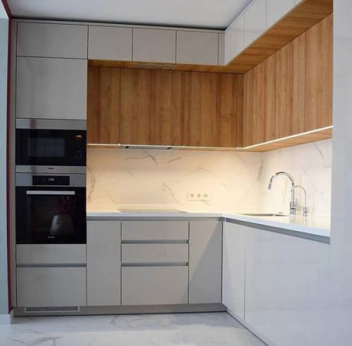 Минимализм не обязательно сделает вашу кухню строгой, аскетичной и безликой. 01