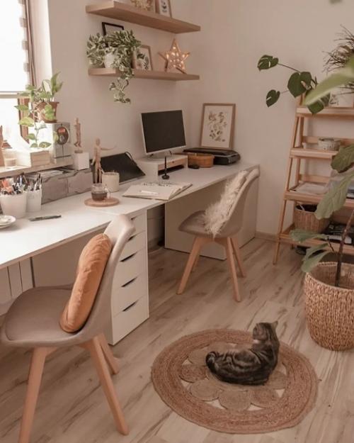 Просторная гостиная и белая кухня в доме, который привлекает ощущением свободы, распределением света и удобным зонированием. 02