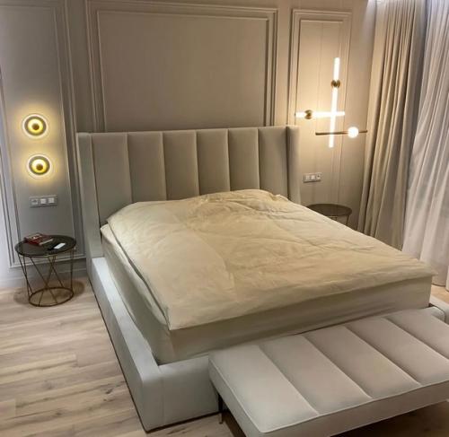 Кровать модерн командой изготовлена. 01