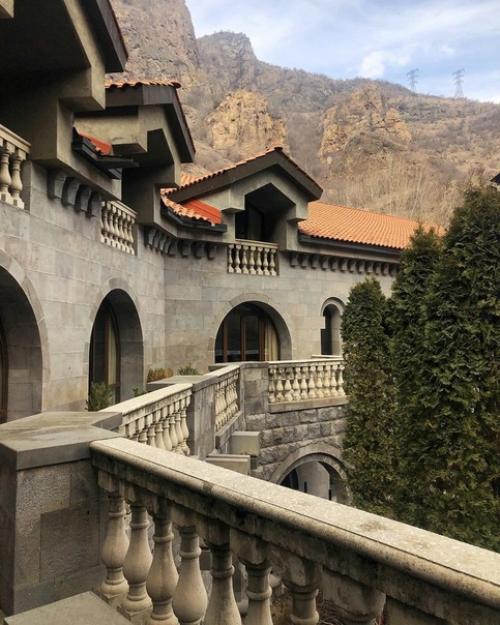 Необычный отель на берегу реки дебед, Армения. 02