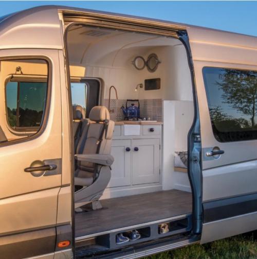 Семья своими руками переделала Mercedes - Benz Sprinter в дом. 06