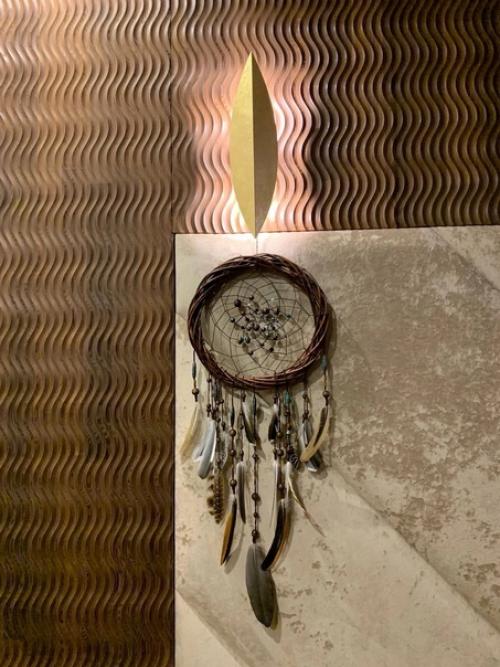 Только взгляните как лаконично вписываются ловцы снов в интерьер спальни! 02