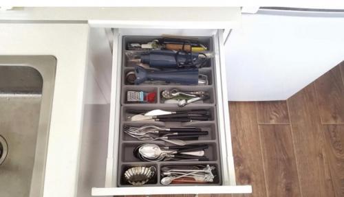 Светлая кухня с открытыми полками, 7 кв. 07