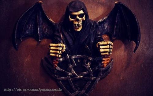 Ужин в аду.   Ресторан T'Spookhuys находится в городке тернхаут и его не зря называют Рестораном Ужасов или домом тысячи призраков. 06