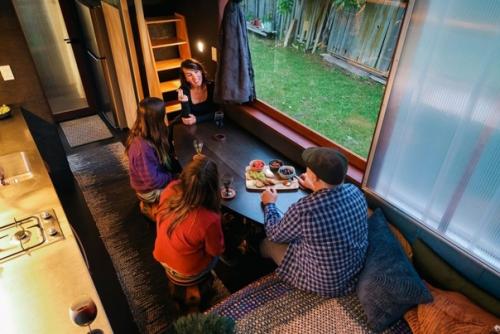 Стены из поликарбоната, которые наполняют интерьер светом, являются одной из особенностей двух маленьких домов. 03