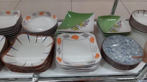 Любая посуда может стать выразительным акцентом, делающим интерьер кухни ярче и интереснее. 01