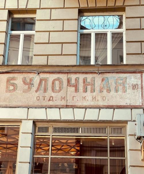 В солнечный день решила прогуляться одна и встретила очень интересного человека, который. 06