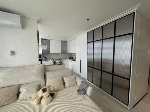 Когда каждый элемент интерьера гармонично сочетается, квартира становится не просто уютным местом, а настоящим произведением искусства. 01