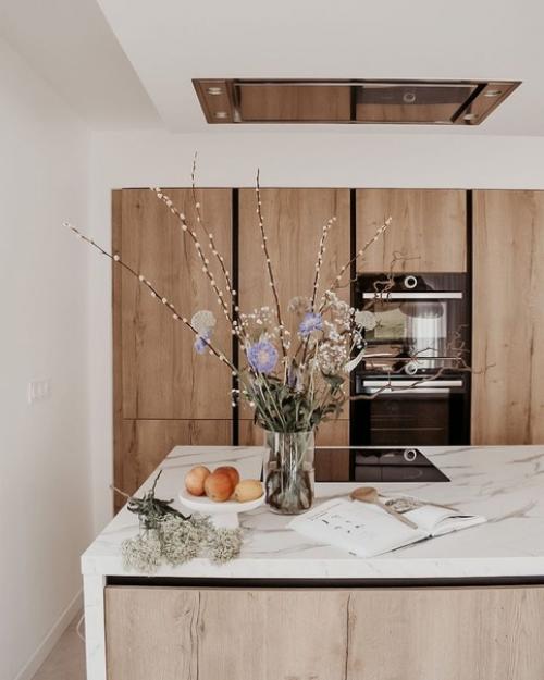 Скандинавский дизайн интерьера всегда ассоциируется с множеством дерева и лаконичных деталей, создающих чувство простоты и функциональности. 02