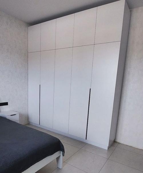 Белый шкаф для спальни - идеальное решение для создания светлого и уютного пространства. 01