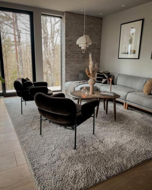 Интерьер этого дома с панорамными окнами в Норвегии основан на мягких и нейтральных природных оттенках. 02