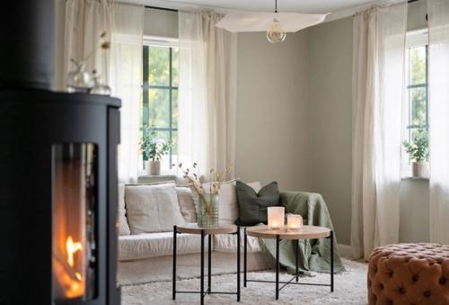 Нам очень нравится природная атмосфера в этом доме: сочетание приглушенно - зелёных и бежевых оттенков с цветом светлого дерева. 02