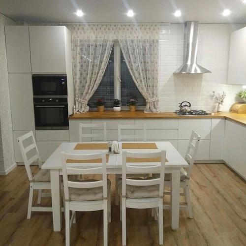 В ремонте просторной кухни - студии в светлых тонах мастера продемонстрировали свой талант и профессионализм. 03