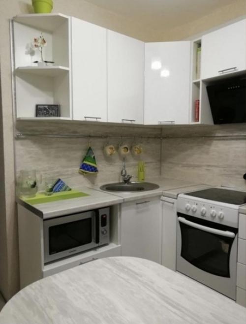 Небольшая кухня. Простая, но функциональная. 01