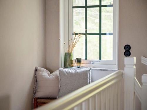 Нам очень нравится природная атмосфера в этом доме: сочетание приглушенно - зелёных и бежевых оттенков с цветом светлого дерева. 07