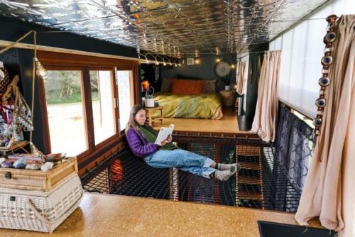 Стены из поликарбоната, которые наполняют интерьер светом, являются одной из особенностей двух маленьких домов. 04