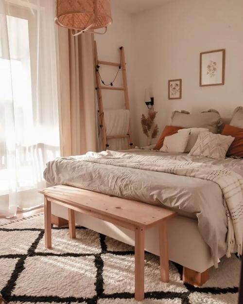 Просторная гостиная и белая кухня в доме, который привлекает ощущением свободы, распределением света и удобным зонированием. 06