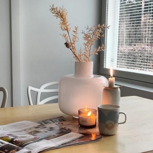 Монохромный дизайн этого финского дома с яркими и нежными акцентами обуславливает не только его стиль, но и удобство проживания. 01