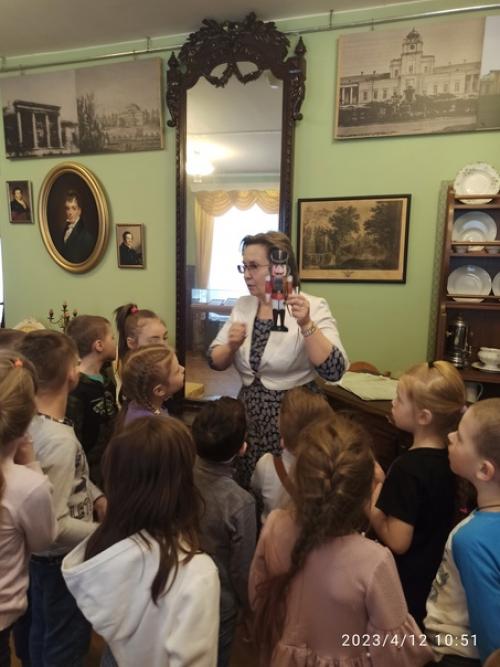 В апреле наши ребята из подготовительных групп посетили усадьбу кирьяново княгини Екатерины Романовной Дашковой. 03