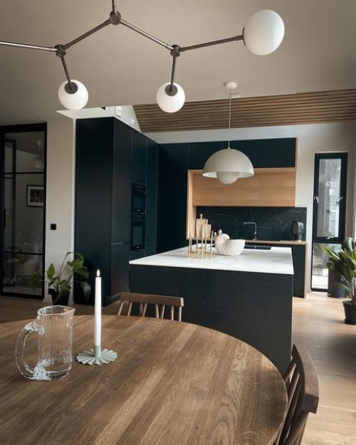 Интерьер этого дома с панорамными окнами в Норвегии основан на мягких и нейтральных природных оттенках. 05