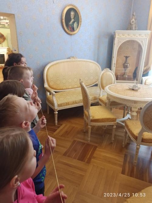 В апреле наши ребята из подготовительных групп посетили усадьбу кирьяново княгини Екатерины Романовной Дашковой. 07
