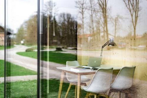 Компактный и практичный дом в чёрном контейнере поразительно. 03