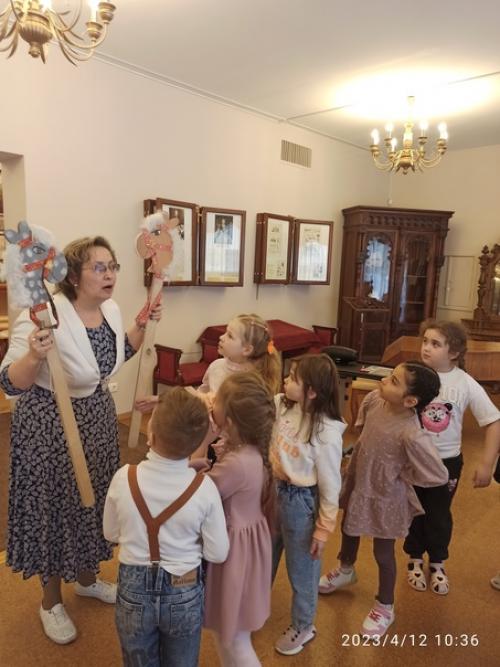 В апреле наши ребята из подготовительных групп посетили усадьбу кирьяново княгини Екатерины Романовной Дашковой. 01