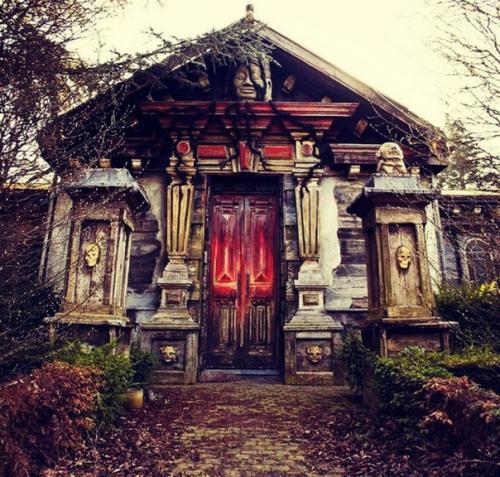 Ужин в аду.   Ресторан T'Spookhuys находится в городке тернхаут и его не зря называют Рестораном Ужасов или домом тысячи призраков. 01