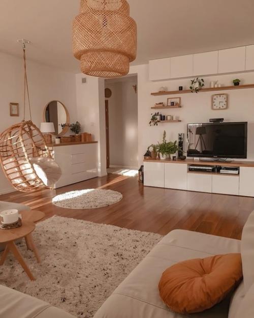 Просторная гостиная и белая кухня в доме, который привлекает ощущением свободы, распределением света и удобным зонированием. 04