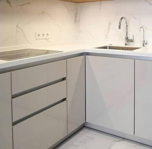 Минимализм не обязательно сделает вашу кухню строгой, аскетичной и безликой. 03