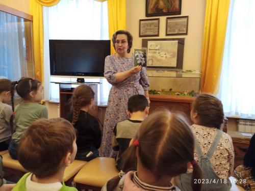 В апреле наши ребята из подготовительных групп посетили усадьбу кирьяново княгини Екатерины Романовной Дашковой. 04