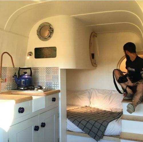 Семья своими руками переделала Mercedes - Benz Sprinter в дом. 03