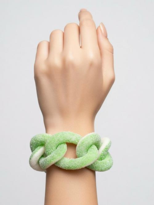 Честно, с похмелья у такого браслета шансов нет - был бы укушен сразу. 01