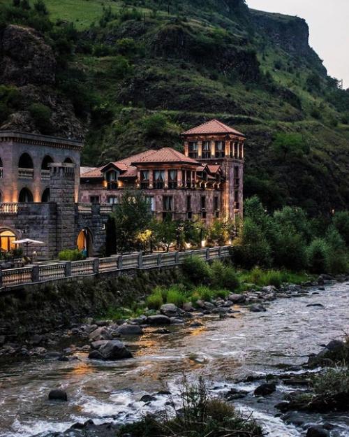 Необычный отель на берегу реки дебед, Армения. 01