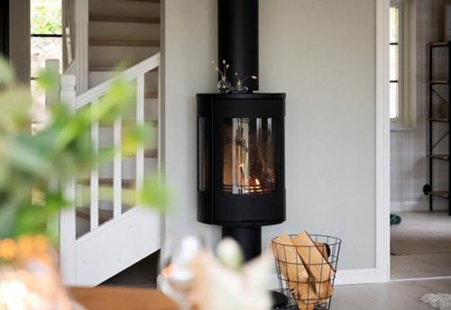 Нам очень нравится природная атмосфера в этом доме: сочетание приглушенно - зелёных и бежевых оттенков с цветом светлого дерева. 04