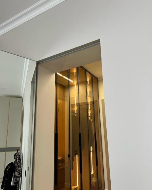 Модель Lumio M скрытого монтажа в алюминиевом профиле в интерьере покупателя - jтличное решение для гардеробной! 03