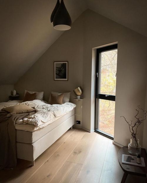 Интерьер этого дома с панорамными окнами в Норвегии основан на мягких и нейтральных природных оттенках. 07