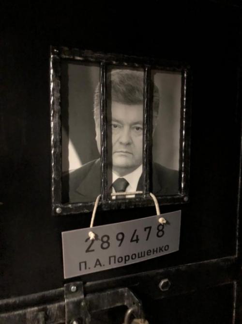 Караоке - клуб Чикаго, в котором происходило действие романа кицунэ, реально существует в Астрахани. 01