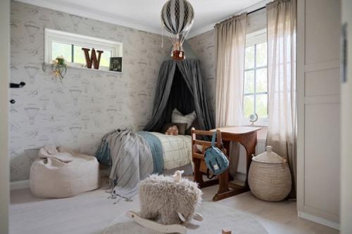 Нам очень нравится природная атмосфера в этом доме: сочетание приглушенно - зелёных и бежевых оттенков с цветом светлого дерева. 05