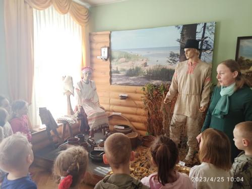 В апреле наши ребята из подготовительных групп посетили усадьбу кирьяново княгини Екатерины Романовной Дашковой. 06