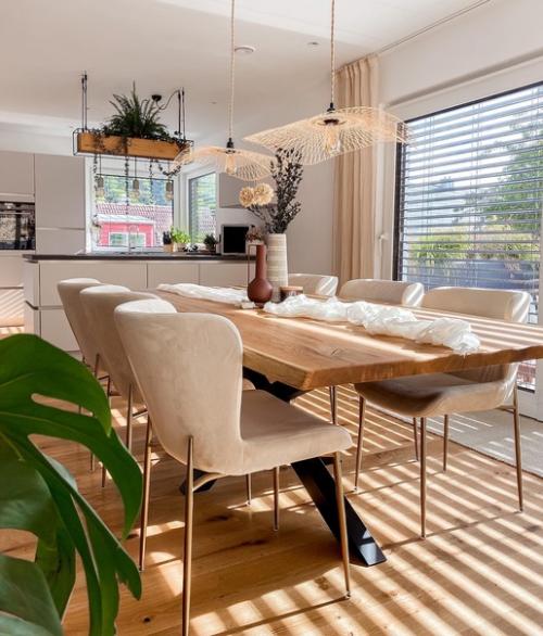 Интерьер этого прекрасного дома хорошо демонстрирует, что стильный современный дизайн может быть тёплым и уютным. 04