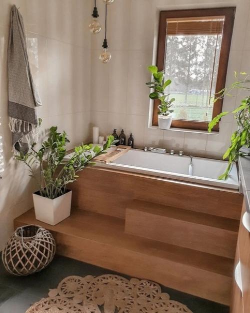 Просторная гостиная и белая кухня в доме, который привлекает ощущением свободы, распределением света и удобным зонированием. 05