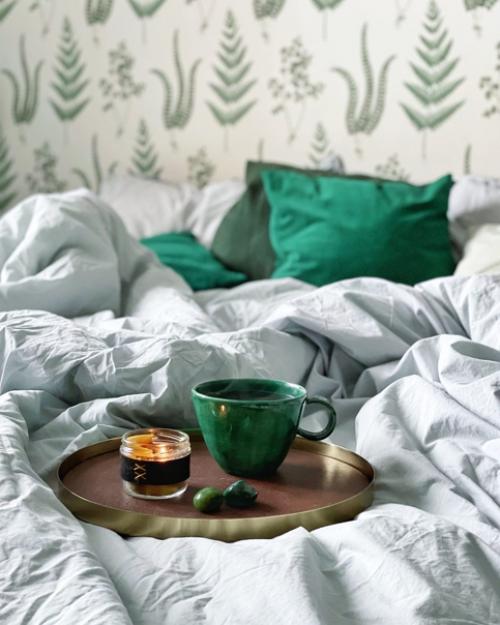 Восприятие цвета - очень относительно и субъективно, зависит от многих факторов: исторических, культурных, психологических. 01