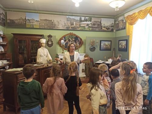 В апреле наши ребята из подготовительных групп посетили усадьбу кирьяново княгини Екатерины Романовной Дашковой. 02