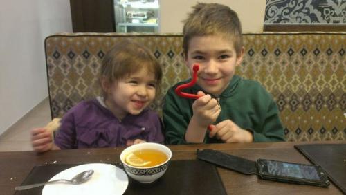 Тихим апрельским вечером отметили свое 8 летие семьи прогулкой до нового кафе Азу на декабристов. 04